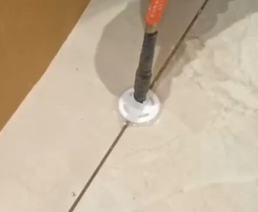 老城瓷砖空鼓维修公司专业解答瓷砖在铺贴过程中，如果没有涂抹均匀到位的粘结材料（如水泥砂浆或瓷砖胶），可能会导致以下问题