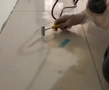 老城瓷砖开裂维修公司专业分享瓷砖在铺贴前如果没有沥干水分，将会导致以下问题