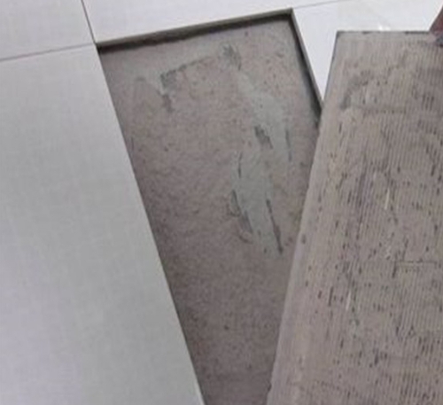 老城瓷砖空鼓维修公司分享瓷砖铺贴时如果打浆（即涂抹在瓷砖背面和基层上的砂浆或瓷砖胶）过少，会带来以下问题
